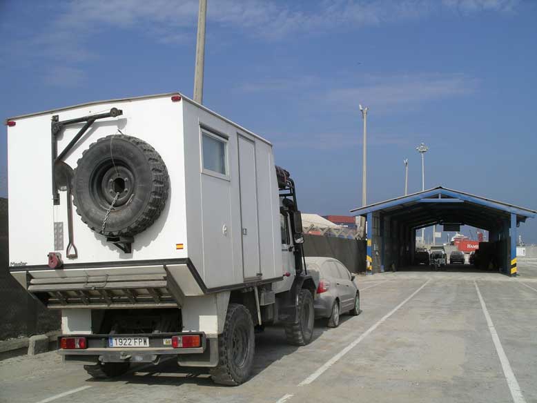 el unimog en el puerto, camino de Durban, Sudafrica.